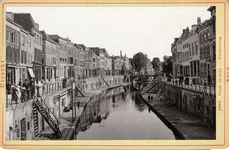 122454 Gezicht op de Oudegracht Weerdzijde te Utrecht vanaf de Zandbrug met op de achtergrond de Jacobibrug.